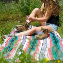Geometric tassel style blanket (Color: Soft green)