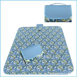 Waterproof and moistureproof picnic mat (Color: Blue flower)